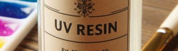 Un pot de résine UV