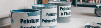 3 pots de peinture dans un garage